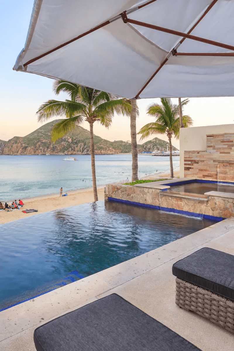 Infinity pool overlooking Médano Beach under a white umbrella