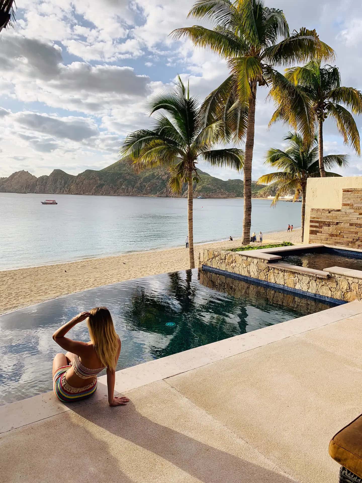 Guest at the edge of Villa 1's infinity pool above Médano Beach