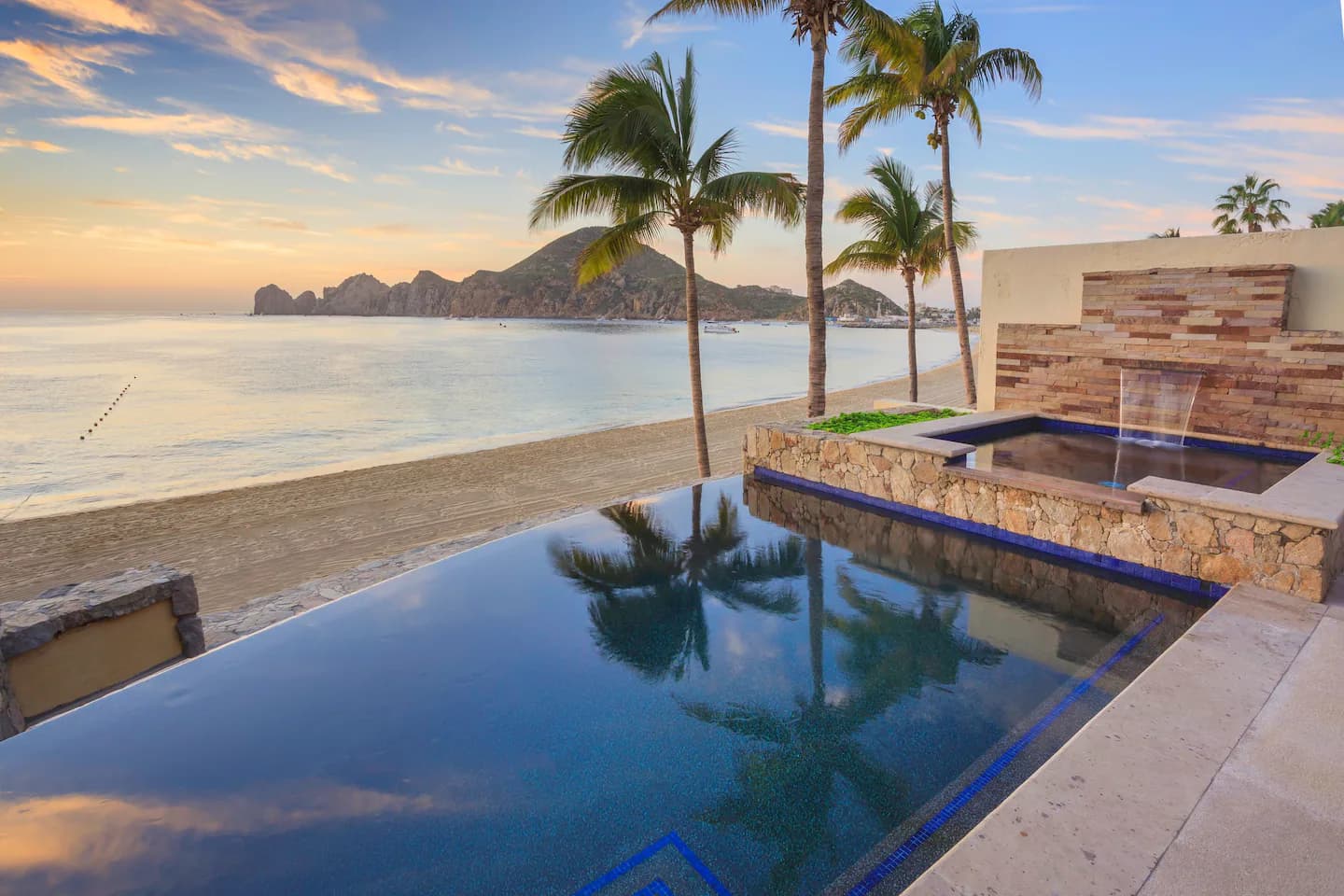 Villa 1 infinity pool at sunset overlooking Médano Beach