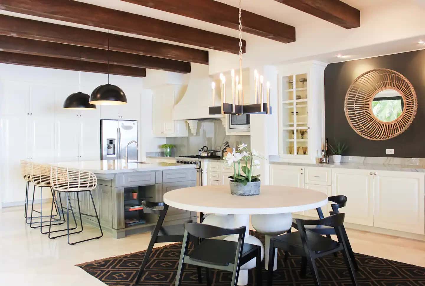 Kitchen and breakfast table at Villa 1